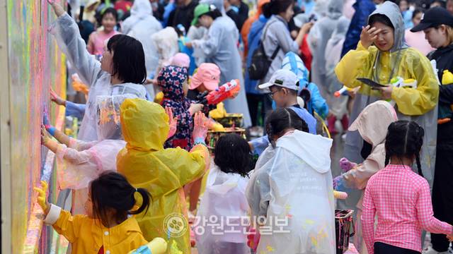 ▲ 2025 춘천마임축제 아수라장이 25일 춘천 중앙로 일대에서 열려 시민들이 축제를 즐기고 있다. 방도겸 기자
