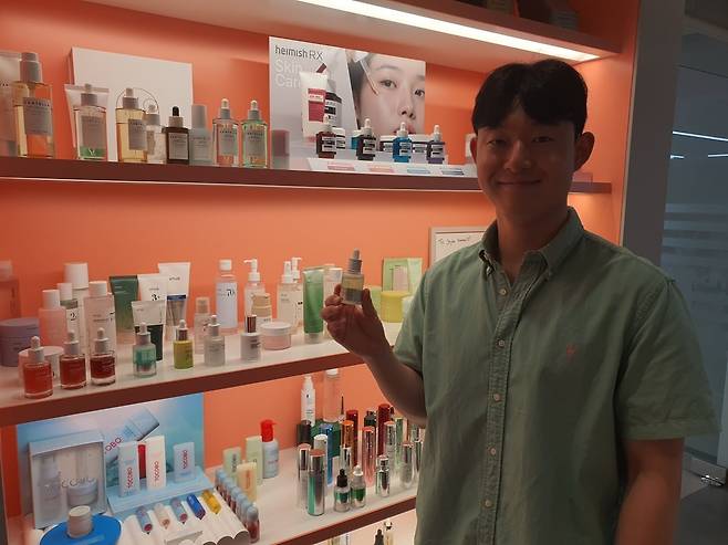 박윤호 대리가 메인 브랜드 중 하나인 아누아 제품을 소개하고 있다. 성남=윤현주 기자