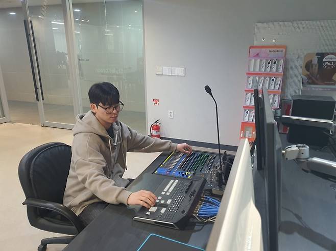 박현규 사원이 미디어 장비를 점검하고 있다. 성남=윤현주 기자
