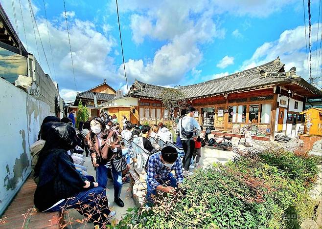 황남동 황리단길 일대 한옥 카페를 찾은 관광객들 모습. 경주시 제공