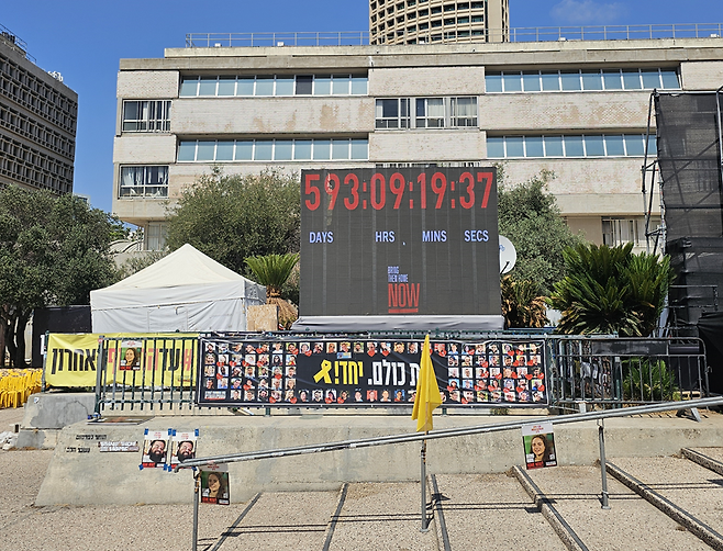 22일(현지시간) 이스라엘 텔아비브 인질광장에 설치된 대형화면에 가자지구 전쟁 발발 후 흐른 시간이 떠있는 모습. 김이현 기자