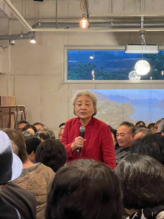 배우 강부자가 24일 강릉시 문화공간 ‘어흘리246 정원아버지’에서 열린 장례식 전야제에서 박정자에 대한 추억을 이야기하고 있다.