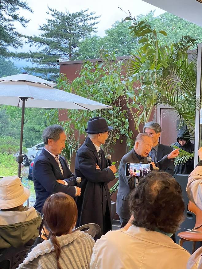 김동호(오른쪽부터) 부산영화제 위원장을 비롯해 김종규 문화유산국민신탁 이사장, 신현웅 전 문화체육관광부 차관이 24일 강릉 문화공간 ‘어흘리246 정원아버지’에 열린 장례식 전야제에서 박정자에 대한 추억을 이야기하고 있다.