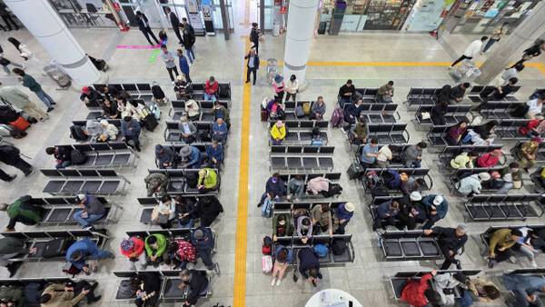 인천항연안여객터미널 대합실에서 시민들이 배를 기다리고 있다. 장민재기자