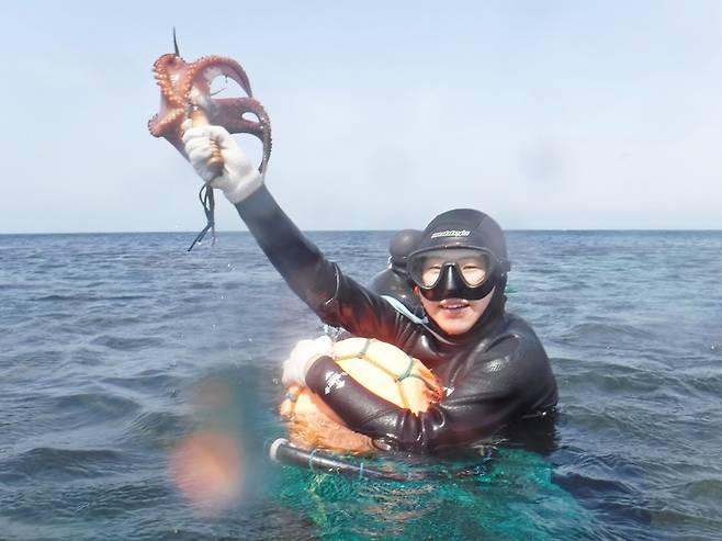 문어를 낚아 올린 체험객 / 사진=한국관광공사