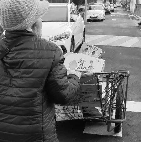 허승무 노동환경건강연구소 팀장은, 폐지 줍는 어르신들을 일일이 따라다니며 이들에게 필요한 게 뭘지 고민했다./사진=녹색병원 제공
