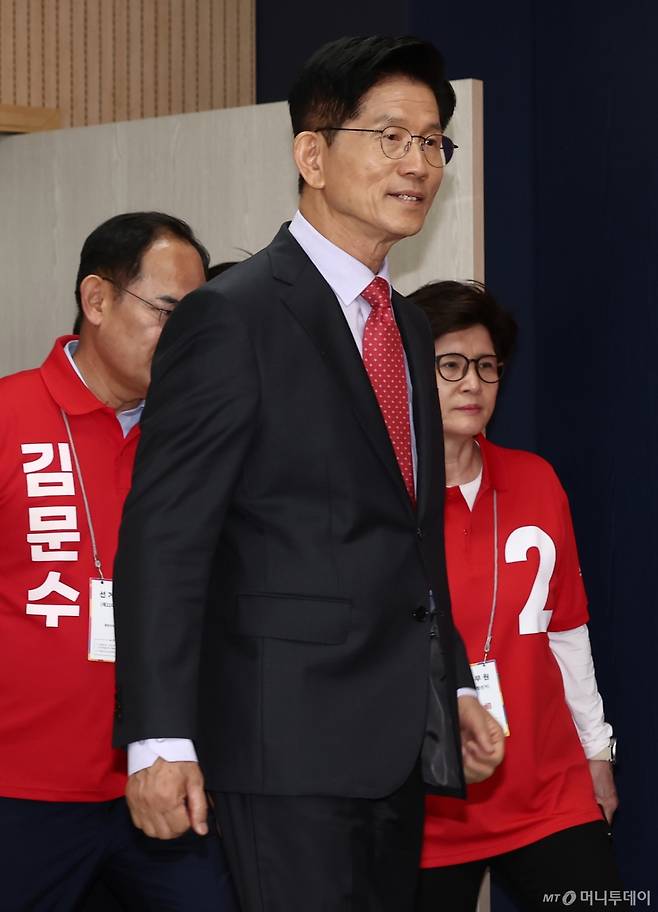 (계룡=뉴스1) 김민지 기자 = 김문수 국민의힘 대통령 후보가 25일 오전 충남 계룡시 계룡 병영체험관에서 "국방을 새롭게, 선진 강군 육성" 국방 공약 발표를 하기 위해 단상에 오르고 있다. 2025.5.25/뉴스1 Copyright (C) 뉴스1. All rights reserved. 무단 전재 및 재배포, AI학습 이용 금지. /사진=(계룡=뉴스1) 김민지 기자