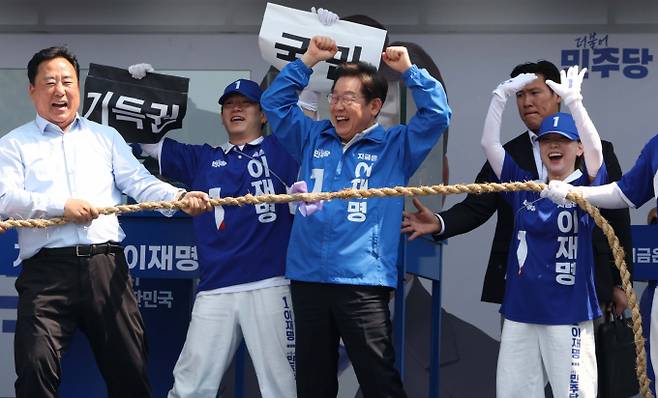 이재명 더불어민주당 대선 후보가 25일 충남 당진시 당진전통시장 입구에서 열린 유세에서 참석자들과 ‘국민 vs 기득권 줄다리기’ 퍼포먼스를 하고 있다. /사진=뉴시스