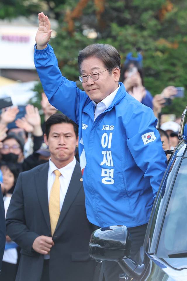 더불어민주당 이재명 대선 후보가 24일 경기 안산시 단원구 안산문화광장 유세장에 도착해 시민들을 향해 손을 흔들고 있다. 연합뉴스