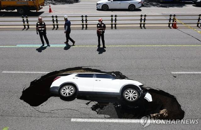 지난해 8월29일 오전 서울 서대문구 연희동 성산로에서 땅꺼짐 사고로 승용차가 빠져 있다. 연합뉴스