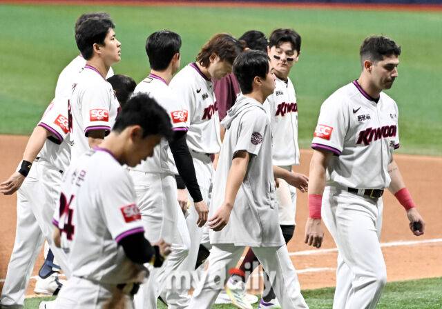 22일 오후 서울 고척돔 고척스카이돔에서 진행된 '2025 프로야구 KBO리그' 키움히어로즈와 삼성라이온즈의 경기. 키움 선수들이 0-2로 패한 뒤 아쉬워 하고 있다./마이데일리