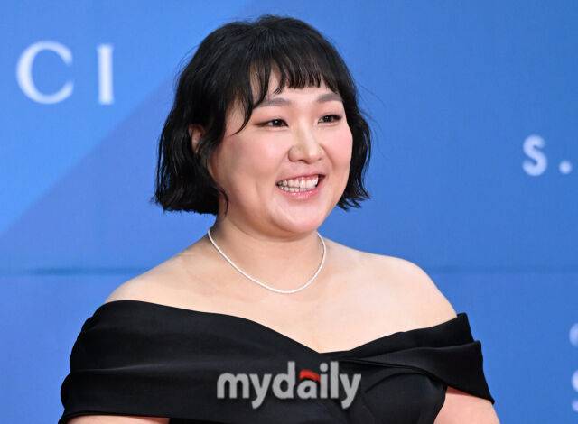 개그우먼 이수지가 5일 서울 삼성동 코엑스에서 진행된 제61회 백상예술대상 레스카펫에 참석했다.방송·영화·연극을 아우르는 이번 시상식 진행은 신동엽, 수지, 박보검이 맡았다.