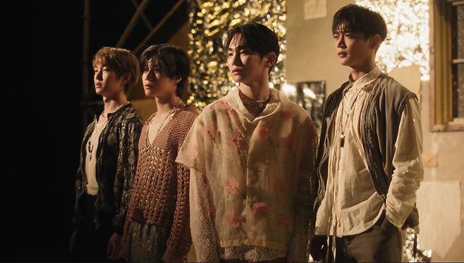 사진=‘Poet | Artist’ 뮤직비디오, SM엔터테인먼트 제공