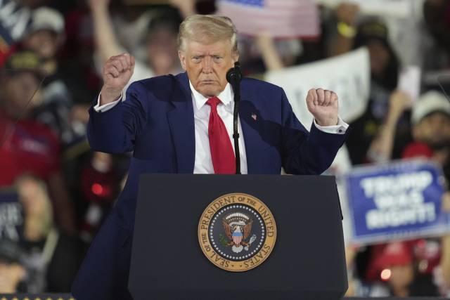 ▲ 도널드 트럼프 미국 대통령이 지난 4월 29일(현지시간) 미시간주에 위치한 맥콤 커뮤니티 대학에서 연설을 한 뒤 춤을 추고 있다. ⓒAP=연합뉴스