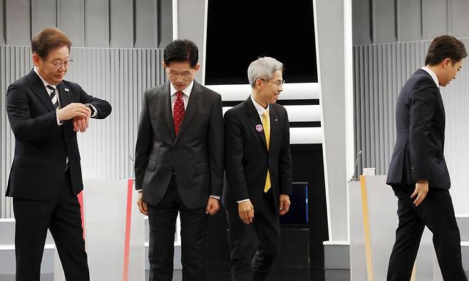 더불어민주당 이재명(왼쪽부터), 국민의힘 김문수, 민주노동당 권영국, 개혁신당 이준석 대통령 후보가 23일 서울 영등포구 KBS본관 스튜디오에서 열린 중앙선거방송토론위원회 주관 제21대 대통령선거 2차 후보자 TV토론에 앞서 기념촬영을 마친 뒤 자리로 향하고 있다. 국회사진기자단