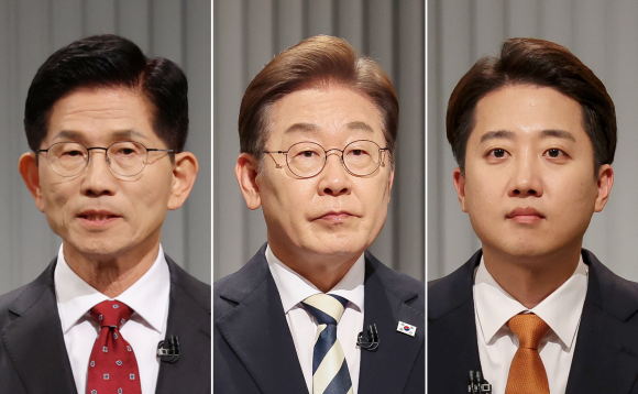 23일 서울 여의도 KBS 스튜디오에서 열린 제21대 대선 2차 후보자 토론회에 참석한 대선 후보들. 왼쪽부터 김문수 국민의힘 후보, 이재명 더불어민주당 후보, 이준석 개혁신당 후보. 2025.5.23 국회사진기자단