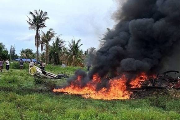24일(현지시간) 태국 방콕 남쪽 쁘라쭈압키리칸주 무앙 지역에서 경찰 항공대 소속 벨 212 중형 헬기가 추락해 불길에 휩싸였다. 태국 소방당국 페이스북 캡처