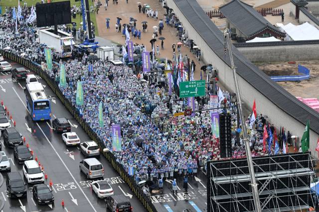 한국노총 조합원들이 1일 서울 종로구 광화문 앞에서 근로자의 날 기념 노동자 대회를 열고 구호를 외치고 있다. 조태형 기자 2025.05.01
