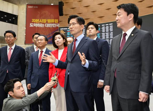 김문수 국민의힘 대선 후보가 22일 서울 여의도 한국거래소에서 열린 중앙선거대책위원회 현장 회의를 마친 뒤 주식시황이 표시되는 홍보관을 찾아 둘러본 뒤 취재진 질문에 답하고 있다. 공동취재