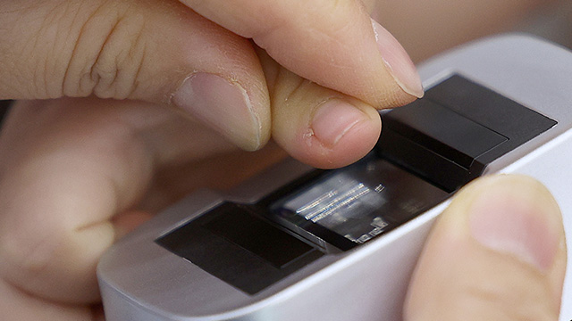 30일 대구 북구 엑스코에서 개막한 '대구 베이비 & 키즈 박람회'에서 한 아기가 지문 등록을 하고 있다.지문 사전등록은 18세 미만 아동과 지적장애인, 치매 환자의 지문과 사진, 보호자 인적사항 등을 미리 받아두는 것으로 대상자가 실종될 경우 이들 자료를 활용해 보호자를 빠르게 찾아주기 위한 제도다. ㅇ연합뉴스