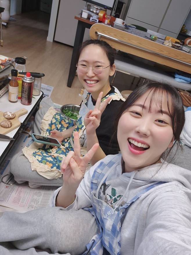 유튜브 ‘예랑가랑’을 운영하는 김가인씨(왼쪽)와 방예린씨. 두 사람은 10년째 우정을 이어가고 있다. ⓒ김가인 제공