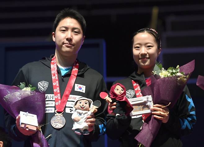 신유빈(오른쪽)은 카타르 도하에서 열린 2025세계탁구선수권대회에서 임종훈(왼쪽)과 혼합복식, 유한나와 여자복식에 나서 동메달 2개를 수확했다. 2017년 독일 뒤셀도르프대회 이상수 이후 한국선수로는 처음으로 단일대회에서 2개 이상의 메달을 따냈다. 사진제공│대한탁구협회