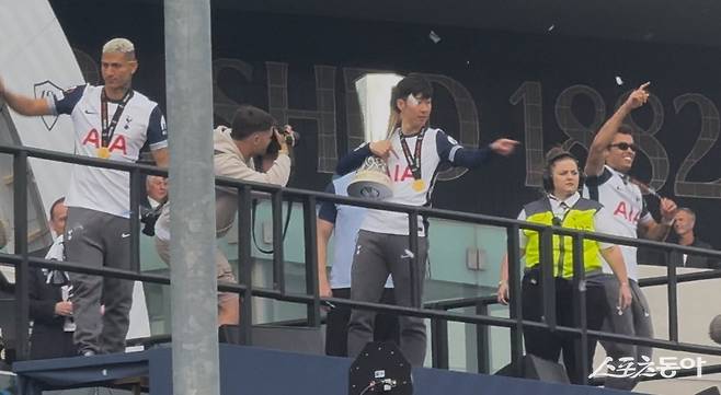 토트넘 주장 손흥민(가운데)이 24일(한국시간) 24일(한국시간) 런던 토트넘 홋스퍼 스타디움 인근에서 진행된 버스 퍼레이드에서 UEL 우승 트로피를 들고 기뻐하고 있다. 런던|허유미 통신원