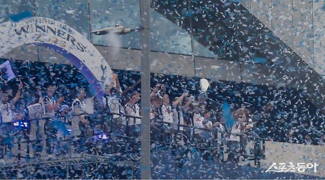 토트넘 선수들이 24일(한국시간) 24일(한국시간) 런던 토트넘 홋스퍼 스타디움 인근에서 진행된 버스 퍼레이드에서 UEL 우승 트로피를 들고 기뻐하고 있다. 런던|허유미 통신원