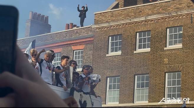 토트넘 선수들이 24일(한국시간) 24일(한국시간) 런던 토트넘 홋스퍼 스타디움 인근에서 진행된 버스 퍼레이드에서 UEL 우승 트로피를 들고 기뻐하고 있다. 런던|허유미 통신원