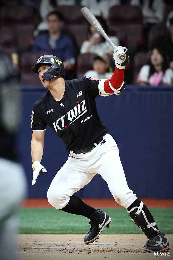 KT 황재균이 25일 고척 키움전에서 결승타를 포함한 3타수 1안타 1타점 1볼넷으로 팀의 2-0 승리를 이끌었다. KT는 시즌 첫 스윕을 거두며 상위권 도약의 발판을 마련했다. 사진제공|KT 위즈
