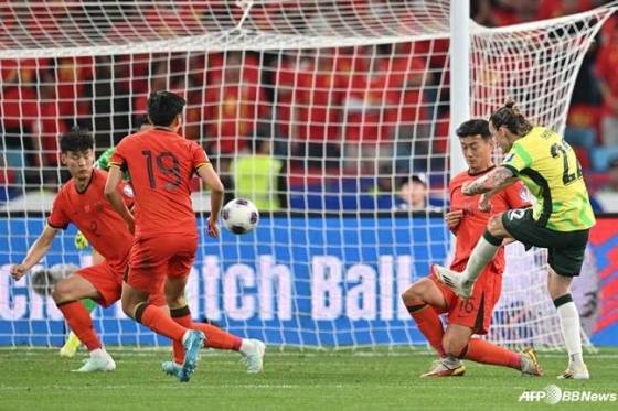 잭슨 어바인(오른쪽)의 슈팅이 중국의 골문으로 들어가고 있다. /AFPBBNews=뉴스1