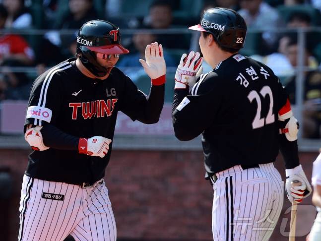 LG 문보경이 7회초 솔로홈런을 친 뒤 김현수와 하이파이브를 하고 있다. /사진=뉴스1