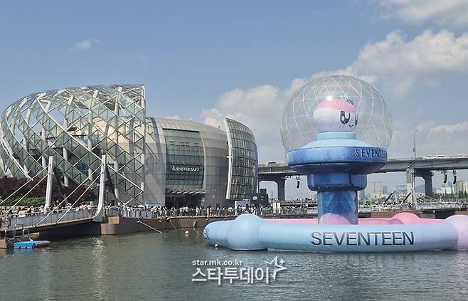 세빛섬 한 가운데에 설치된 대형 ‘세븐틴 응원봉’ 구조물. 사진ㅣ지승훈 기자