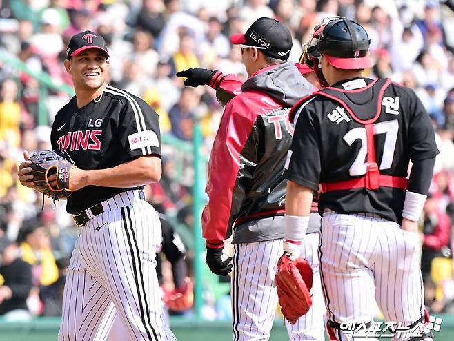 15일 오후 인천SSG랜더스필드에서 열린 '2025 신한 SOL Bank KBO리그' LG 트윈스와 SSG 랜더스의 시범경기, 5회말 2사 1루 LG 치리노스가 마운드를 내려가고 있다. 엑스포츠뉴스 DB