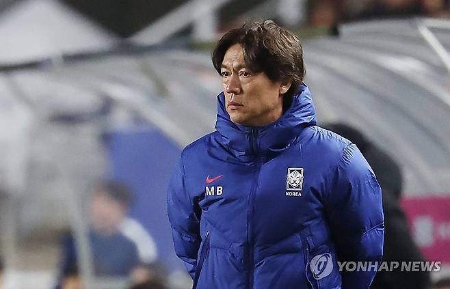 경기 지켜보는 홍명보 감독 (수원=연합뉴스) 김성민 기자 = 25일 수원월드컵경기장에서 열린 2026 북중미 월드컵 아시아 3차 예선 B조 8차전 대한민국과 요르단의 경기. 홍명보 감독이 경기를 지켜보고 있다. 2025.3.25 ksm7976@yna.co.kr