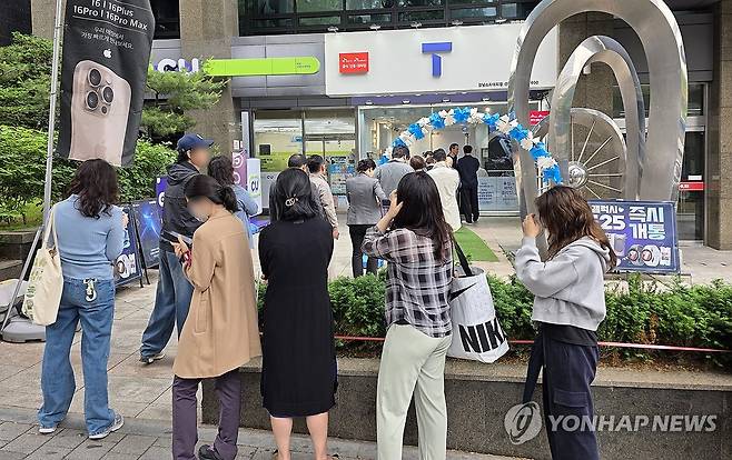 SK텔레콤 유심교체 대기 (서울=연합뉴스) 서명곤 기자 = 20일 서울 시내 한 SK텔레콤 공식인증 대리점 앞에 고객들이 유심 교체를 위해 길게 줄을 서 기다리고 있다. SK텔레콤은 전날 유심을 교체한 고객이 33만명으로 일 기준 역대 최대치를 기록했고 누적 교체자 수는 약 252만명이라고 밝혔다. 2025.5.20 seephoto@yna.co.kr