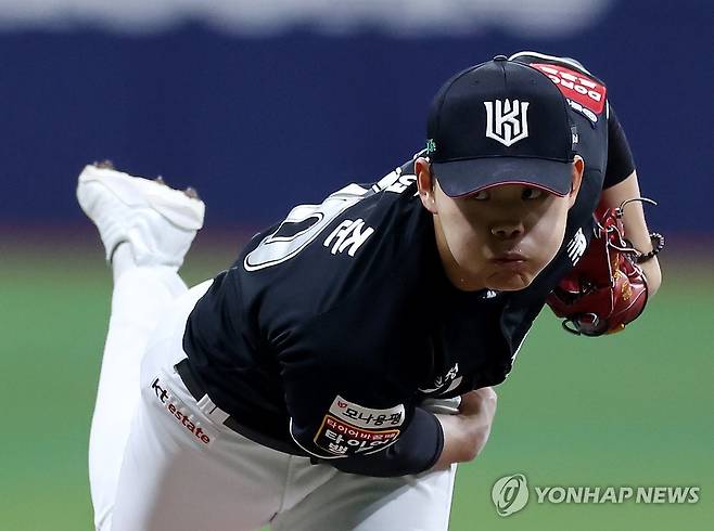 역투하는 소형준 (서울=연합뉴스) 윤동진 기자 = 25일 서울 고척돔에서 열린 2025 KBO리그 kt wiz대 키움 히어로즈 경기. 1회 말 kt 선발투수 소형준이 역투하고 있다. 2025.5.25 mon@yna.co.kr