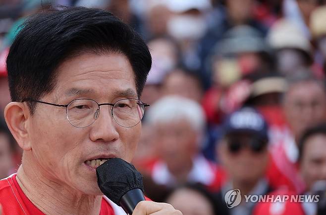 김문수 후보의 유세 (서산=연합뉴스) 박동주 기자 = 국민의힘 김문수 대선 후보가 25일 충남 서산시 중앙통 로데오거리에서 집중 유세를 하고 있다. 2025.5.25 pdj6635@yna.co.kr