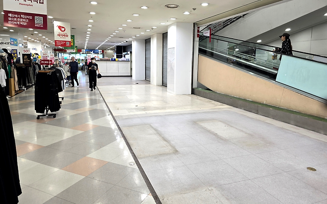 ▲ 26일 에스컬레이터 앞 입점업체들이 빠진 홈플러스 계산점./사진제공=독자