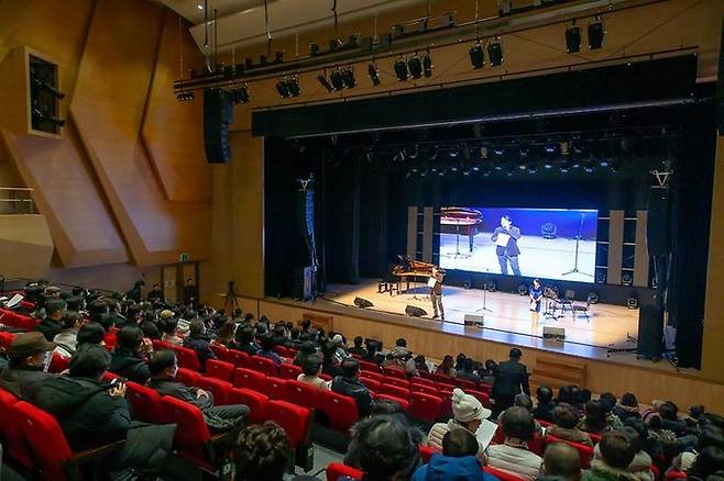 지난 2023년 12월 22일 청라블루노바홀에서 송년음악회 'adieu! 2023'이 개최된 모습. 사진=인천서구청