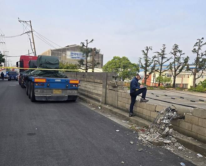 지난 23일 오전 6시께 울산 남구 여천동에서 트레일러가 전봇대를 들이받는 사고가 발생했다. 독자제공