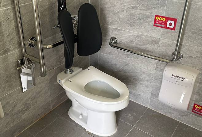 안락하고 안전한 화장실 내부./울릉군