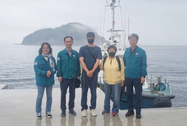 통영시 21일부터 욕지면 본도와 초도를 잇는 신규 항로 운항을 시작했다. 초도에는 1가구 2명이 살고 있다. 통영시 제공