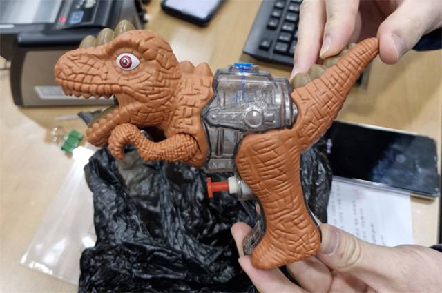 올해 2월 부산 기장군 한 은행에서 장난감 총을 권총인 것처럼 위장해 시민들을 위협한 30대 남성에게 법원이 징역형 집행유예를 선고했다. 사진은 범행 당시 검은 비닐봉지를 씌워 권총으로 위장했던 장난감 물총. 부산 기장경찰서 제공