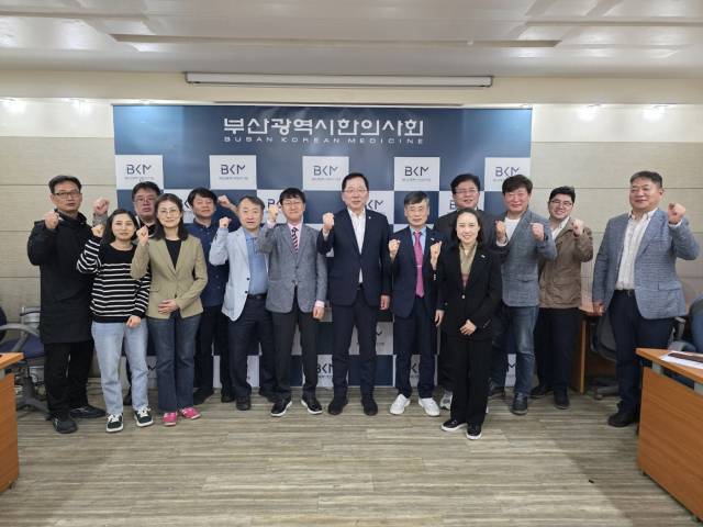 6·3 대선이 일주일 앞으로 다가오면서 부산 정치권의 정책 경쟁이 불붙고 있다. 더불어민주당 부산시당은 26일 가덕신공항 공사 기간 연장 우려를 둘러싼 기자회견을 했다(위). 같은 날 국민의힘 부산 선거대책위원회는 부산시한의사회를 만나 정책 간담회를 열었다. 각 시당 제공