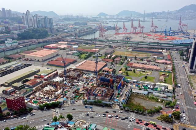 6·3 대선을 앞두고 부산 지역 건설업계는 스트레스 DSR의 원점 재검토와 가덕신공항의 정상적인 착공, 중대재해처벌법 개정, 관급공사의 공사비 현실화 등이 필요하다고 입을 모았다. 공사가 한창 진행 중인 부산 동구 범일동 ‘블랑 써밋 74’ 아파트의 건설 현장 전경. 정종회 기자 jjh@