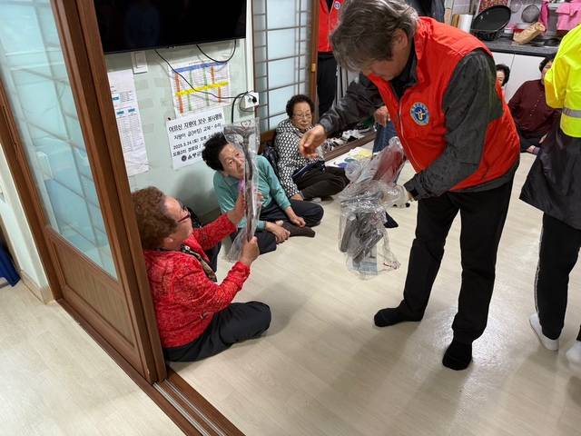 박환 울릉군애향회 회장이 지역 경로당 어르신들에게 지팡이 나눔 봉사를 펼치고 있다. 울릉군애향회 제공