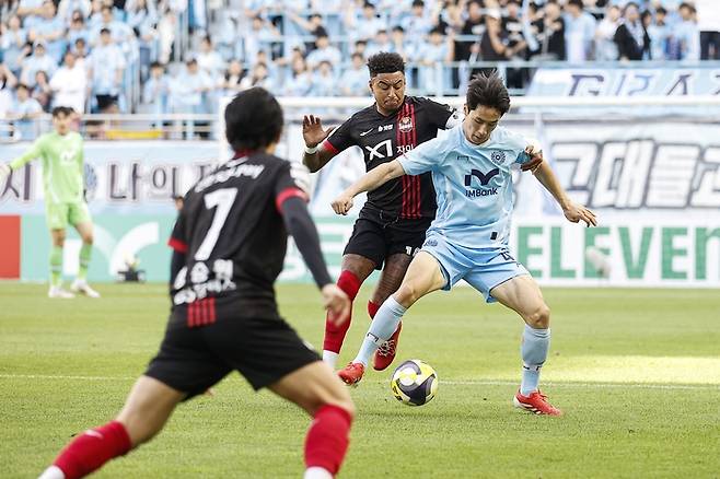 김현준이 지난 18일 K리그1 14라운드에서 서울FC 선수들을 상대로 경기를 하고 있다. <대구FC 제공>