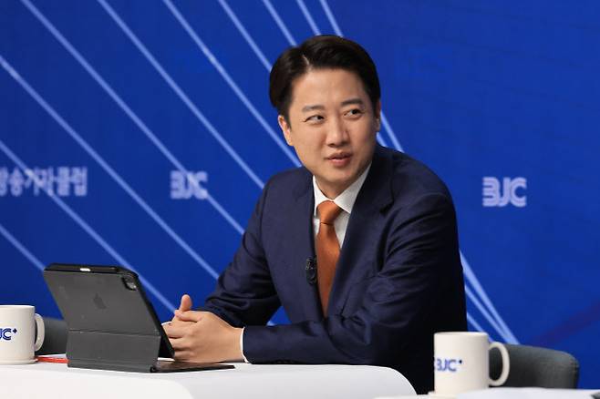 이준석 개혁신당 대선 후보가 26일 서울 양천구 한국방송회관에서 열린 한국방송기자클럽 초청 토론회에서 참석자들과 대화를 나누고 있다.(사진=연합뉴스)