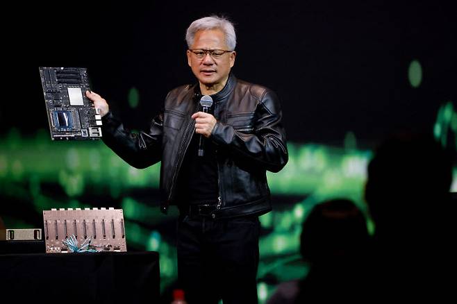 엔비디아의 젠슨 황 CEO가 21일 대만 타이베이에서 열린 언론 행사에서 취재진의 질문에 답하고 있다. (사진=로이터)